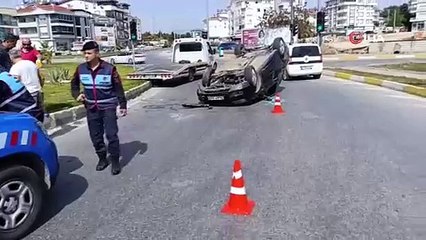 Refüj bordürüne çarptı, yolun ortasına devrildi