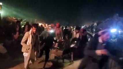 Warga Yaman Berusaha Cari Tubuh Korban dari Reruntuhan