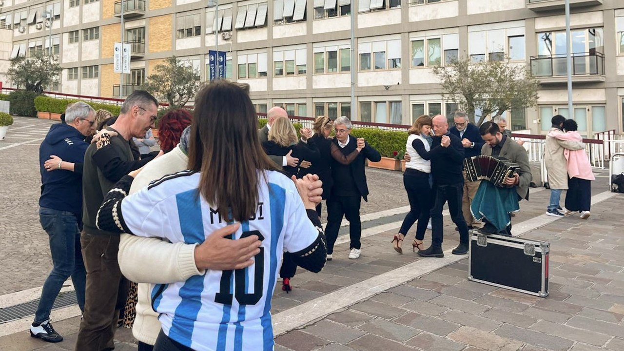Argentinos bailan tango fuera del hospital dond...