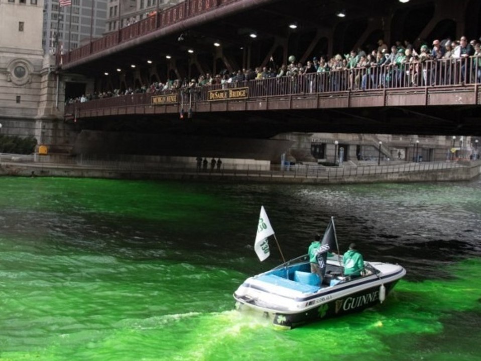 Jährliche Tradition: Chicago River leuchtet knallgrün