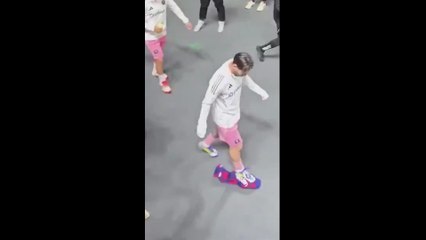 La insólita imagen de Messi con una camiseta del Barça: ¡la pisa y ni se inmuta!