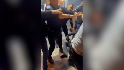 Kendilerini uyarmaya gelen polislere tekme tokat saldırdılar