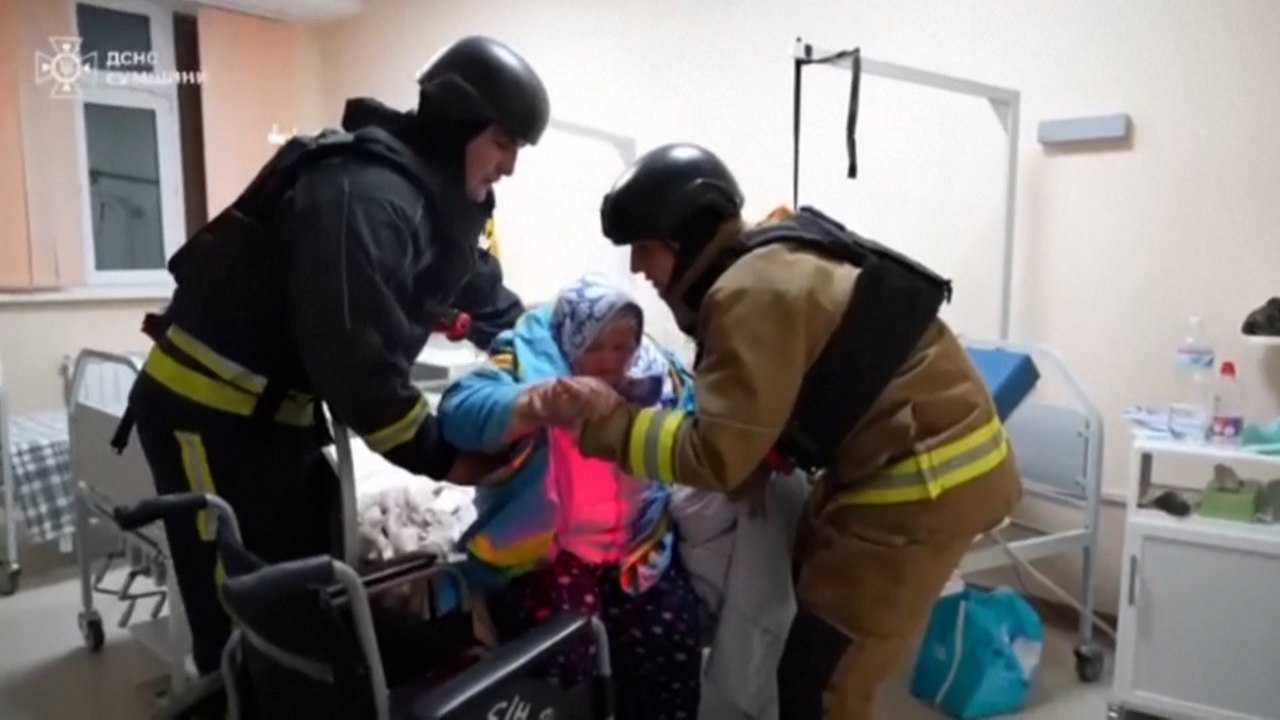 Pacientes evacuados de un hospital de la ciudad ucraniana de "Sumy" tras los ataques rusos