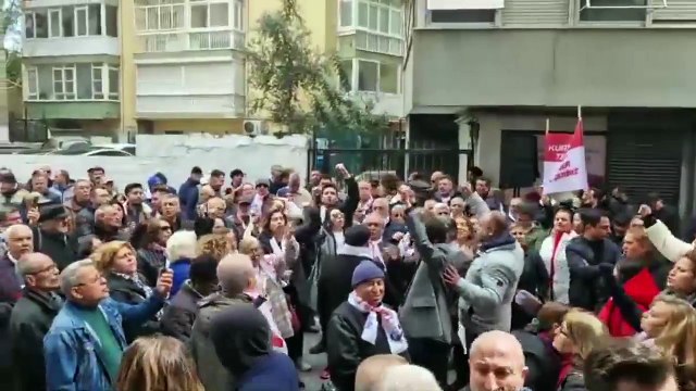 İzmirli CHP’liler İstanbul Büyükşehir Belediye Başkanı Ekrem İmamoğlu’nun gözaltı alınmasına tepki göstermek için CHP İzmir İl Binası önünde toplanarak sloganlar attı.