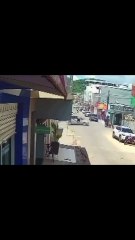 Mulher avança com carro contra ex-namorado na Bahia e acaba presa