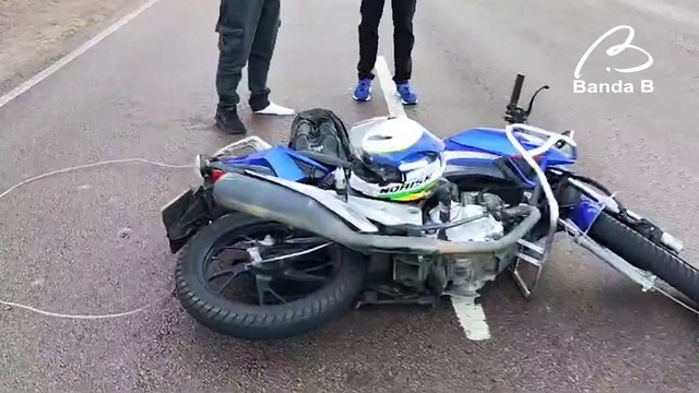 Rapaz cai de moto ao passar por fios soltos no Centro Cívico