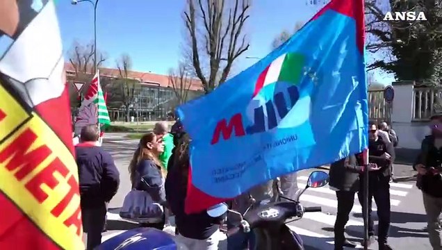 Torino, Stellantis: sindacati e lavoratori riuniti fuori dallo stabilimento