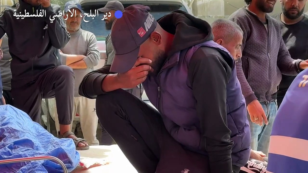 تشييع ثلاثة فلسطينيين قتلوا في غارة إسرائيلية وسط غزة