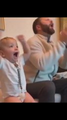 Un bebé celebra el gol equivocado y su reacción conquista las redes sociales
