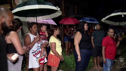 b'Moradores protestam contra condomnio que fechou rua para construo de muro no Curi'