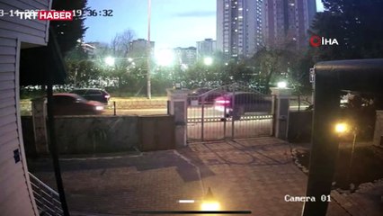 Otomobile arkadan çarptı, tepki görünce ortalığı birbirine kattı