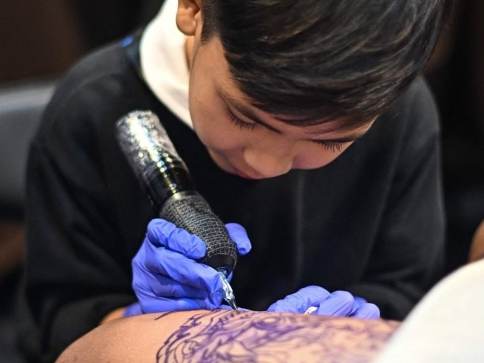 Attraktion: Neunjähriger tätowiert bei Messe in Thailand