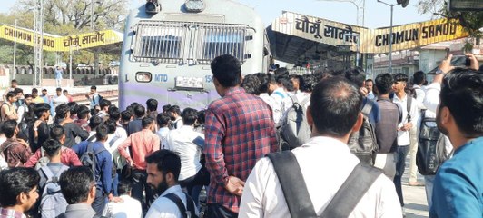 ट्रेन का रूट बदलने से भडक़े यात्रियों ने पटरियों पर मचाया हंगामा