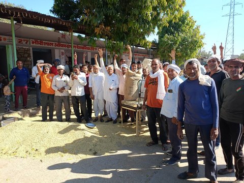 मंडी में जौ-सरसों की आवक: तुलाई में 300 ग्राम अधिक काटने का विरोध