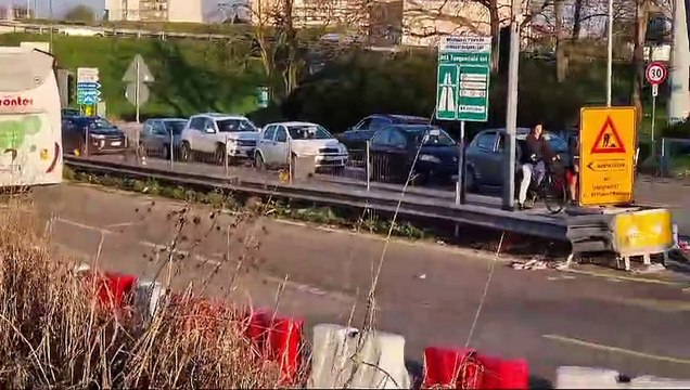 Tragico incidente in via Padova: bus navetta svolta a sinistra e prende in pieno una moto. Muore un 34enne