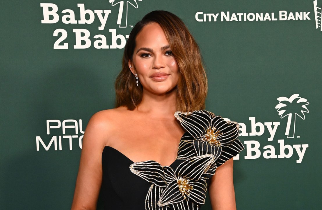 Chrissy Teigen: Sie fragt sich, was mit Menschen 'falsch' ist, die sie online beleidigen