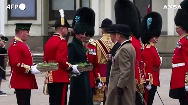 Londra, la principessa Kate visita i soldati delle Irish Guards