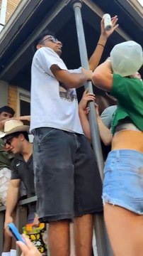 Crolla il tetto di un portico durante la festa di San Patrizio, 16 feriti a Pittsburgh