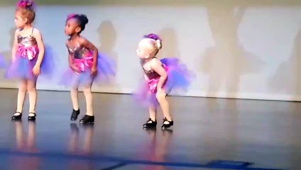 Une fillette fait le show pendant son spectacle d'école. Future star