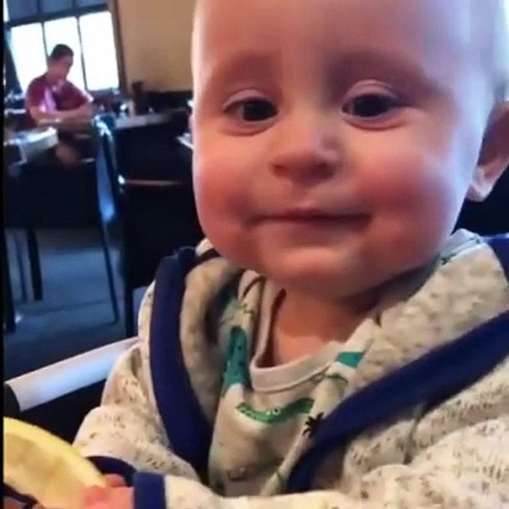 La tête de ce bébé qui mange du citron... ça pique mais il adore