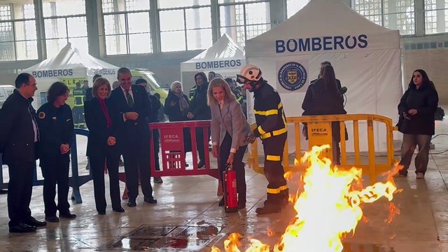 La Infanta Elena se convierte en bombera por un día: sus dotes de auxilio, al descubierto