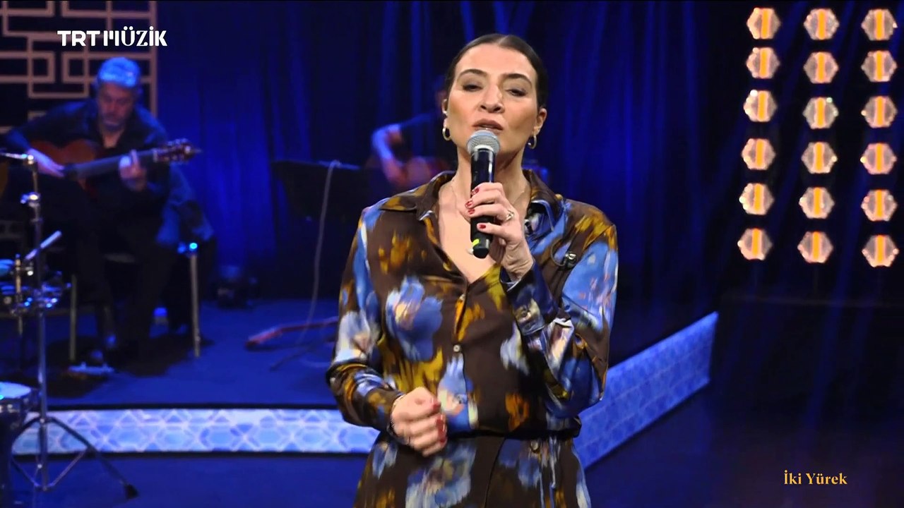 Ezgi Köker / Gülünce dudakların bir gonca güle benzerdin