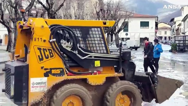 Maltempo in Toscana, a Sesto Fiorentino si rimuovono fango e detriti