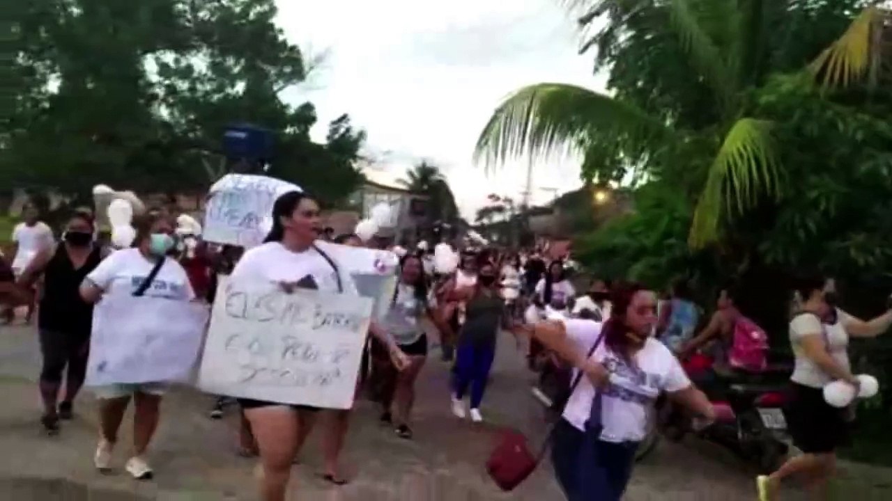 b'Moradores de Breves realizam protesto contra abusos cometidos por Policiais em embarcao no Maraj'