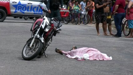 b'Polcia ouve mulher que estava de carona com entregador de aa na hora do crime'