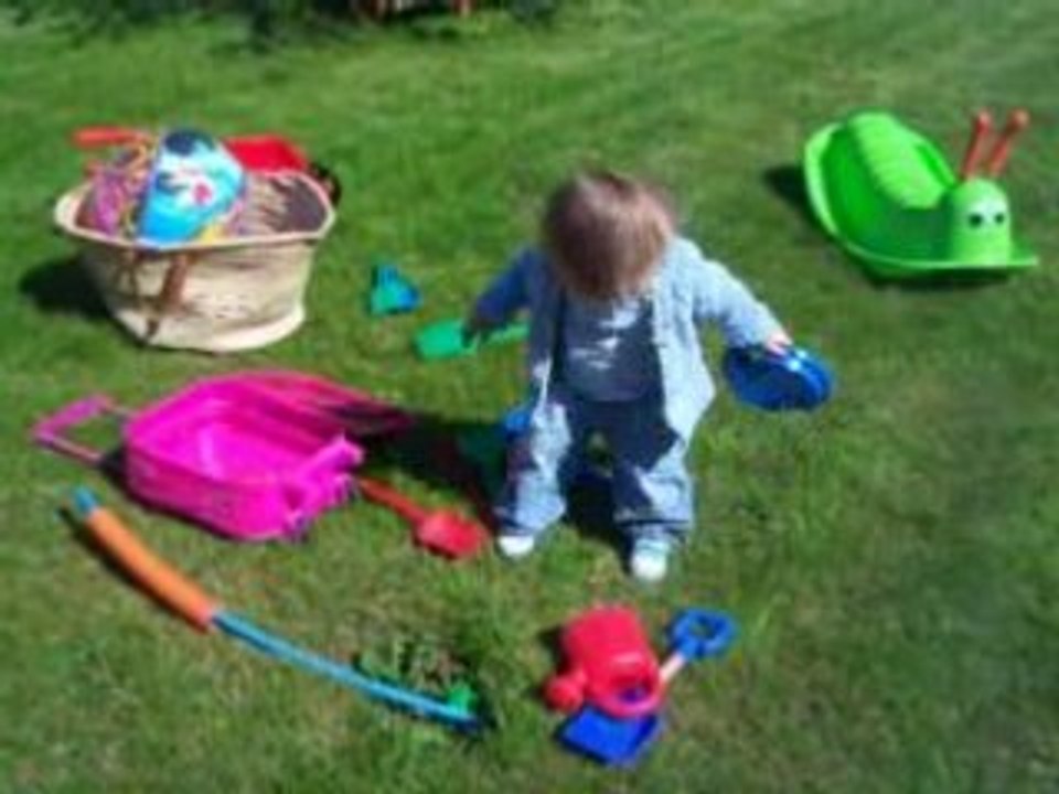 Manon dans le jardin !!!