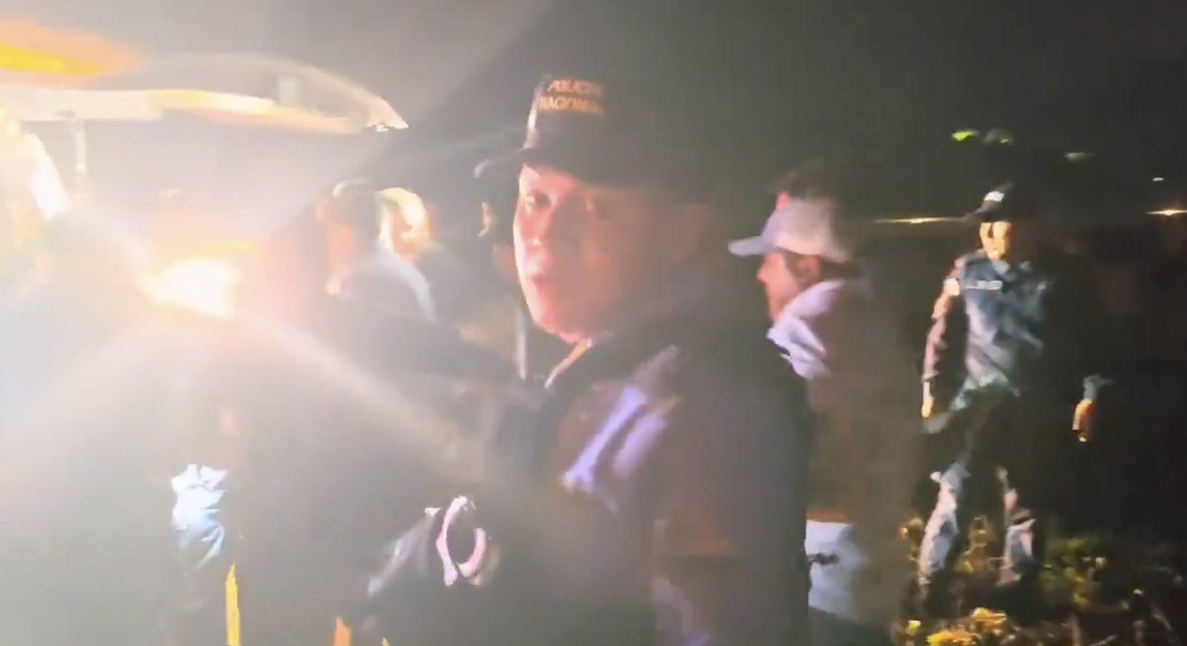 Rescatistas trasladan pasajeros del avión que cayó al mar Caribe en Honduras