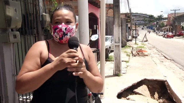 b'Crateras e buracos na via preocupam moradores na Transmangueiro'