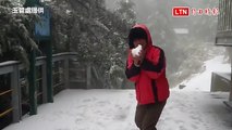 玉山積雪霧淞「凍」人 排雲山莊冰雪5.5公分（玉管處提供）