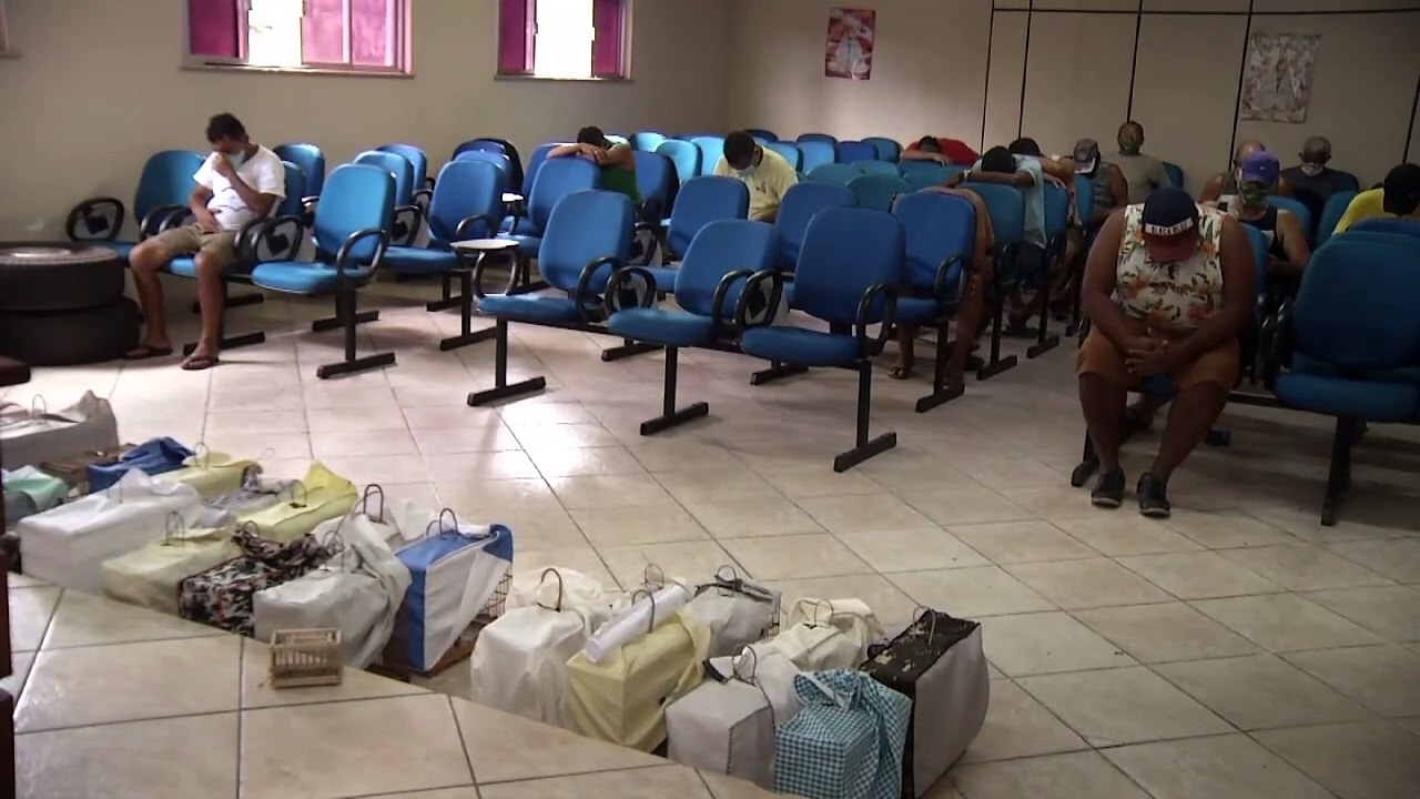 b'Pssaros recuperados e pessoas presas em Belm '