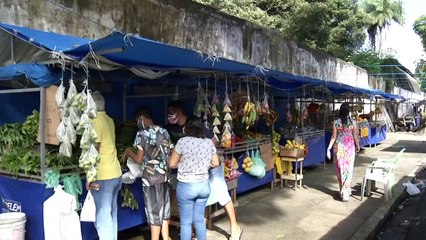 b'Feirantes denunciam risco de queda de muro de cemitrio  '