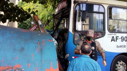 b'Acidente: \x94nibus invade calada na Av. Almirante Barroso '