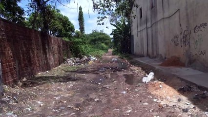 b'Moradores cobram soluo para lixo no Icu Guajar '