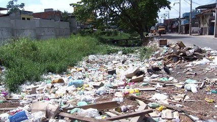 b'Lixo se acumula no Jurunas e populao reclama'