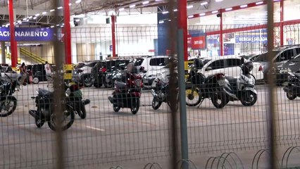 b'Empresrio sofre tentativa de assalto em estacionamento de Supermercado  '