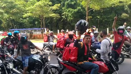 b'Mototaxistas protestam aps morte de um colega de trabalho'