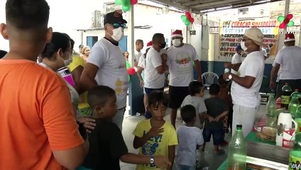 b'Crianas carentes na Terra Firme recebem presentes de natal'