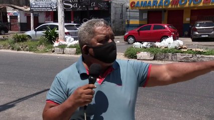 b'Lixo acumulado no canteiro central de Icoaraci'