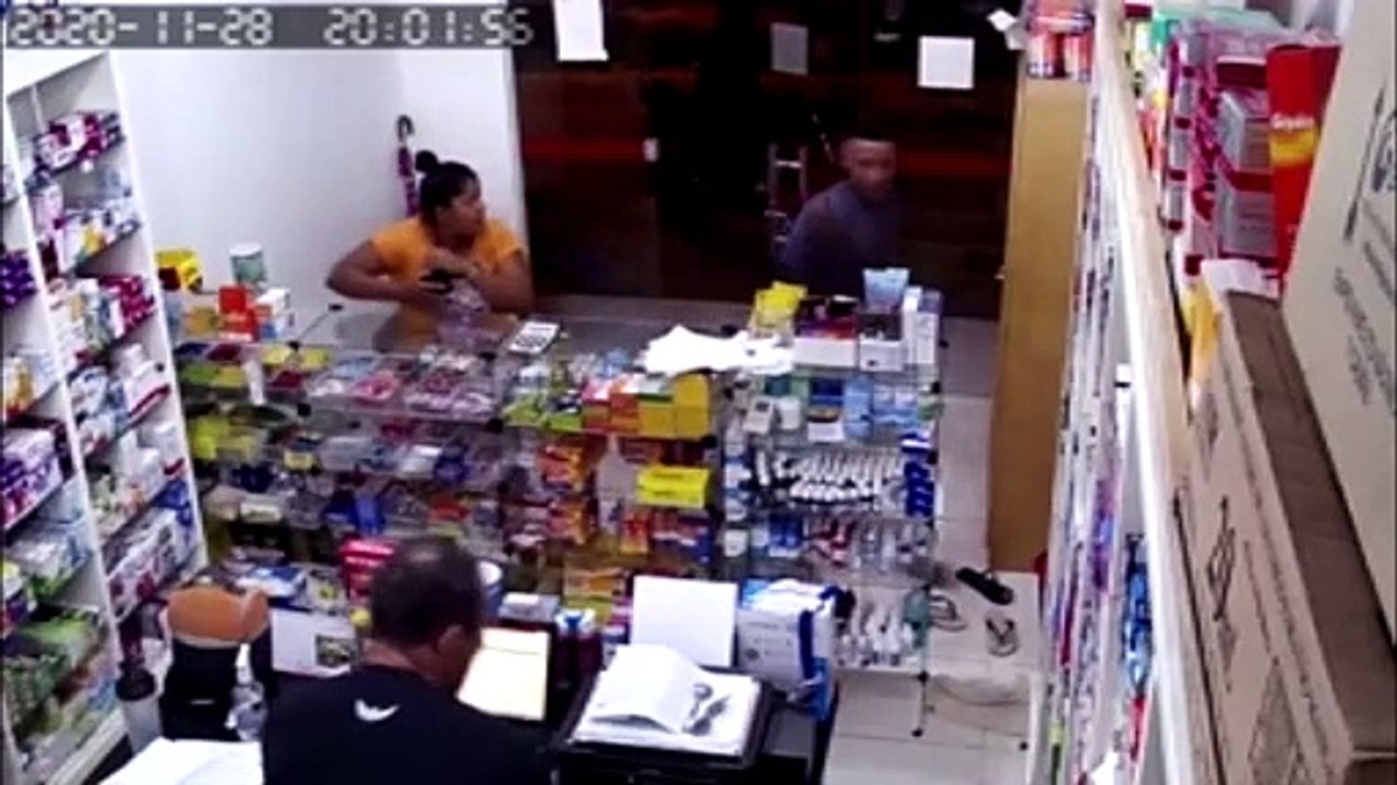 b'Assaltantes invadem farmcia em Breves'