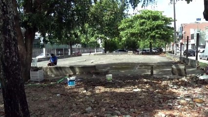 b'Moradores denunciam abandono na Avenida Rmulo Maiorana'