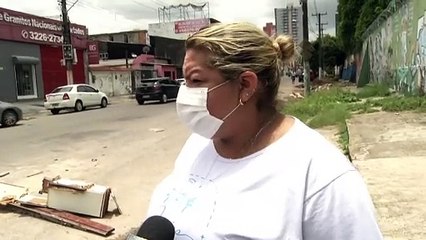 b'Funcionrios de abrigo interditam via em protesto contra lixo '