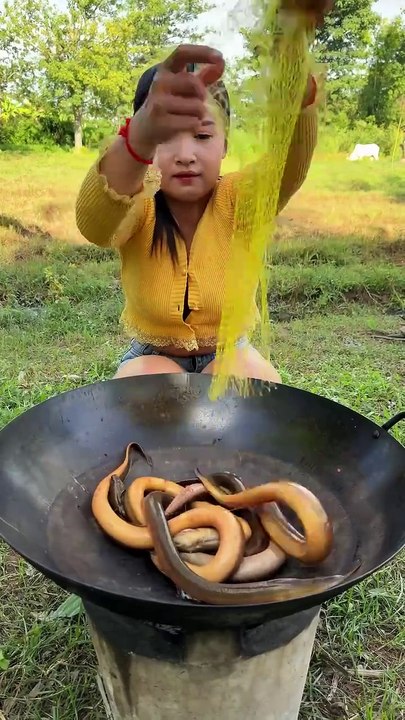 How to washed and cooked a snake fish, a Beautiful girl of Village | Gaon ki khoosurat larki ne fish banai