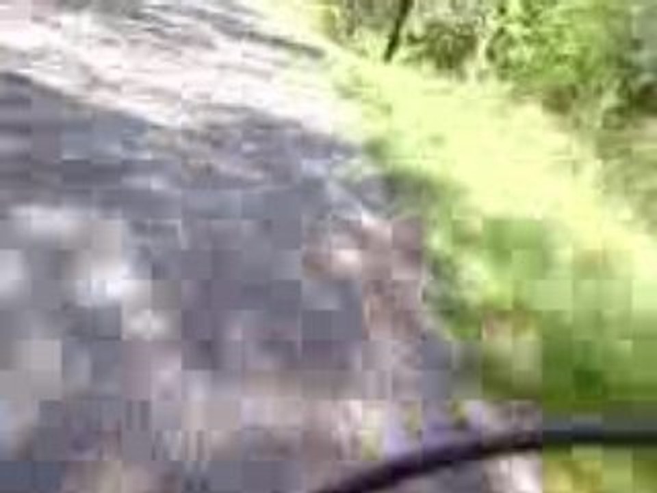 au baux!depassement d'un scoot en velo!