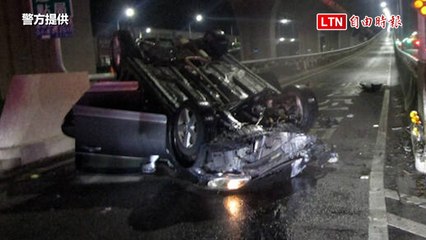 驚悚車禍！台中男衝撞台74線匝道分隔島 轎車翻覆命危（警方提供）