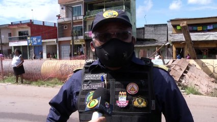 b'Poste cai em cima de veculo e motorista morre no local'