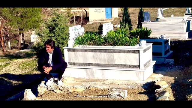 İki annesini de kaybeden Mahsun Kırmızıgül artık o şarkıyı söylemeyecek!